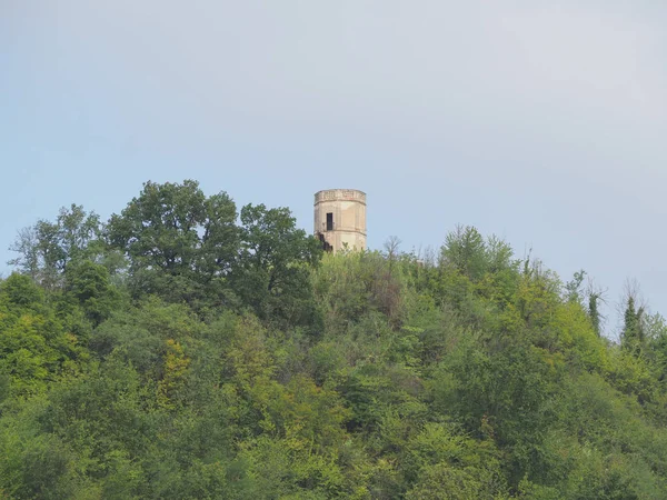 Τόριο (που σημαίνει Πύργος) ερείπια σε Vezza D 'alba — Φωτογραφία Αρχείου