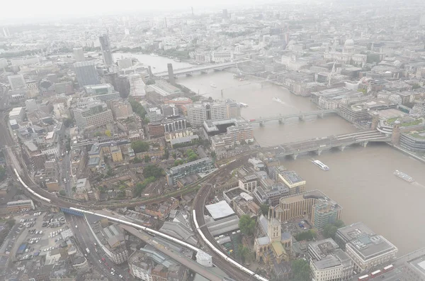 Vista aérea de Londres con niebla —  Fotos de Stock