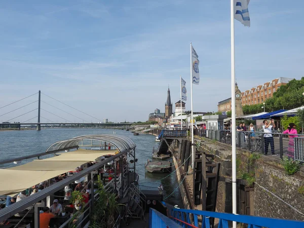 Rheinuferpromenade på floden Rhine packar in Duesseldorf — Stockfoto