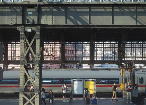 Hauptbahnhof (centralstation) i Koeln — Stockfoto
