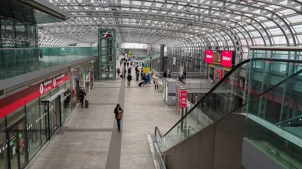 Porta Susa istasyonu gezginler Turin — Stok fotoğraf