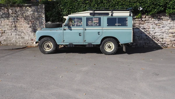 Light blue Land Rover Defender car in Chepstow — Stock Photo, Image