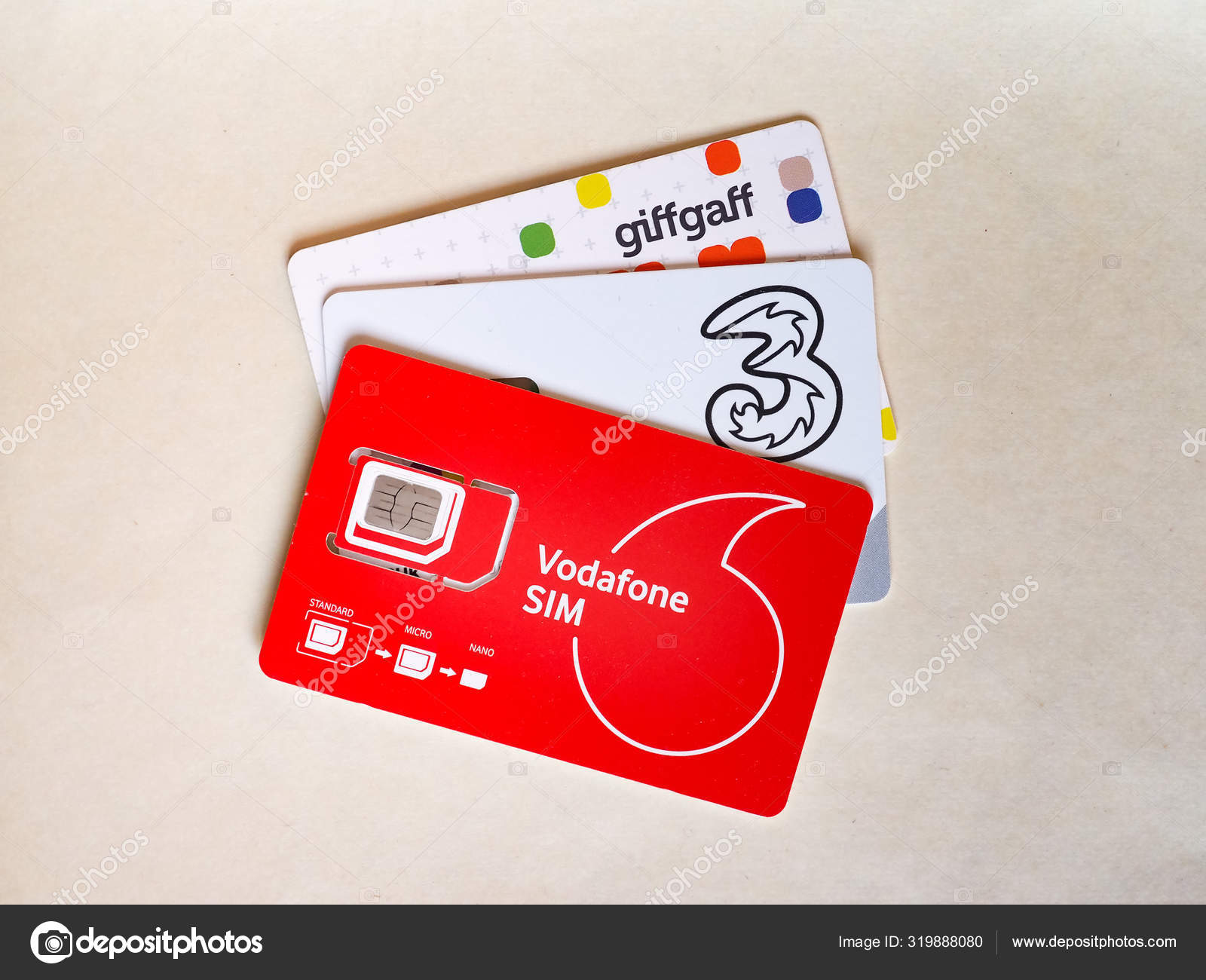 LONDRES - OCTUBRE 2019: Vodafone, Tres y tarjetas SIM Giffgaff — Foto  editorial de stock © claudiodivizia #319888080
