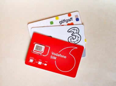 Londra - Ekim 2019: Vodafone, Three and Giffgaff sim kartları