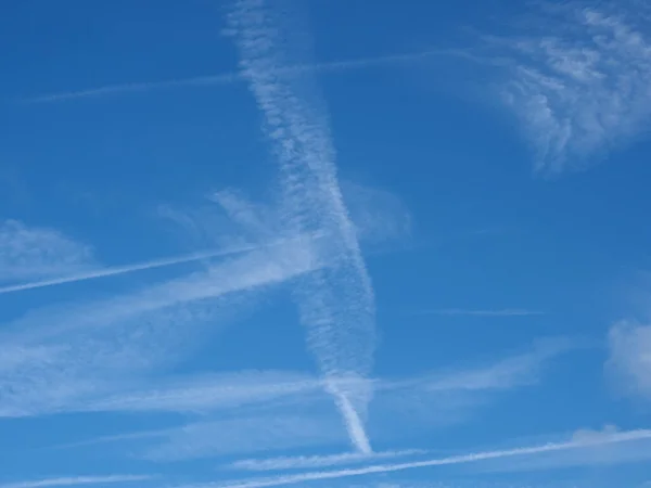 Blauwe lucht met wolken achtergrond — Stockfoto