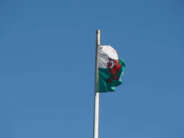 Bandera de Gales sobre cielo azul —  Fotos de Stock