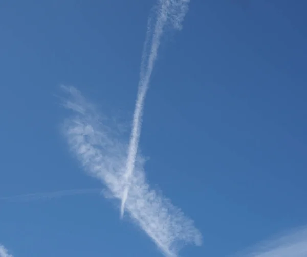 Blauwe lucht met wolken achtergrond — Stockfoto