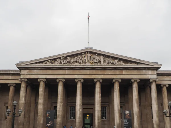 Turisté v Britském muzeu v Londýně — Stock fotografie