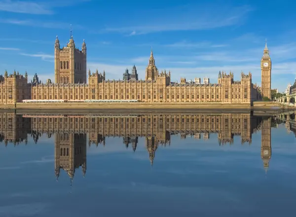 Parlamento binaları Londra 'daki Thames nehrine yansıdı — Stok fotoğraf