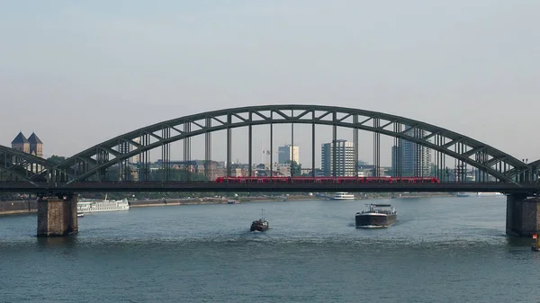 Гогенцоллернбрюкке (Гогенцоллернский мост) через реку Рейн в Ко — стоковое фото