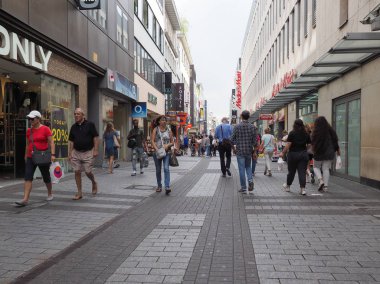 Koeln 'deki Hohe Caddesi (ana cadde) alışveriş caddesi