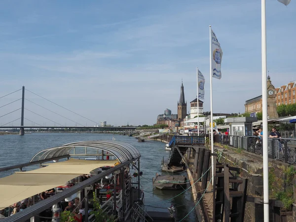 Rheinuferpromenade på floden Rhine packar in Duesseldorf — Stockfoto