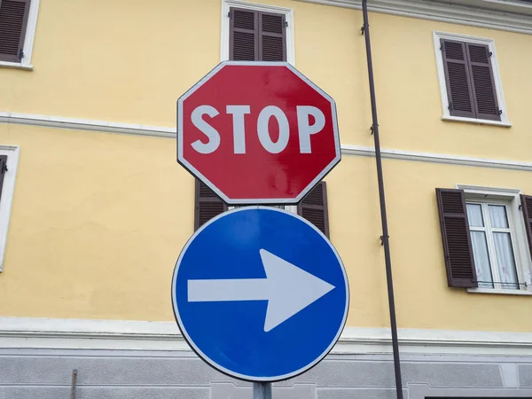 Stop et panneau de direction — Photo