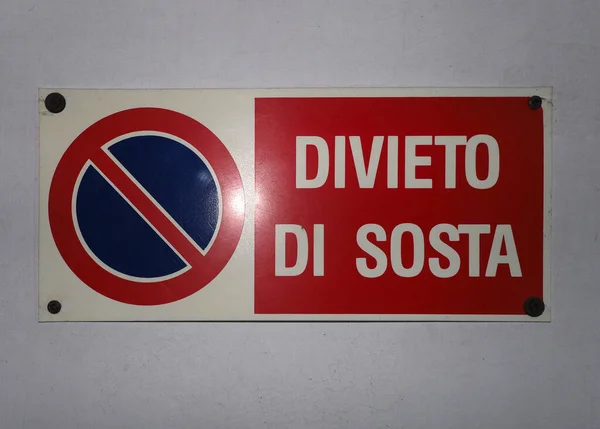Italiano no parking (divieto di sosta) segnavia con riflesso luce auto — Foto Stock