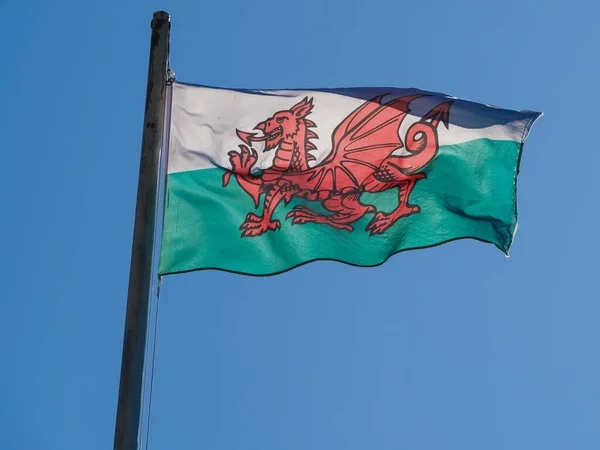 Bandera de Gales sobre cielo azul —  Fotos de Stock