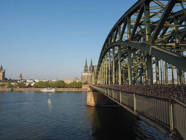 Dom St. Peter und Hohenzollernbrücke über den Rhein in k — Stockfoto