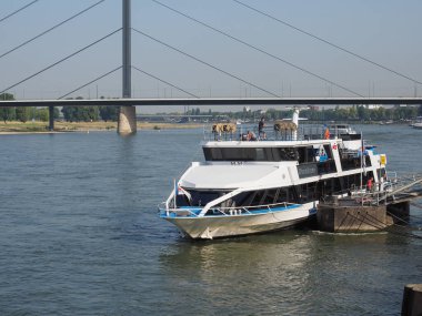 Duesseldorf 'ta Rhein Nehri manzarası