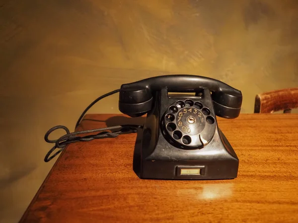 Vintage telefone de discagem rotativa — Fotografia de Stock