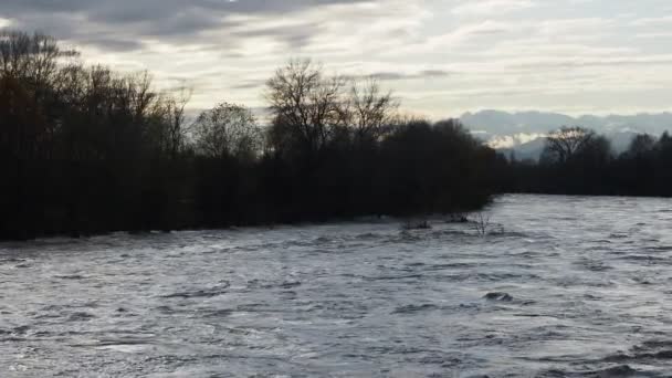 Grote Rivier Overstromingen Stromend Water Met Hoge Snelheid — Stockvideo