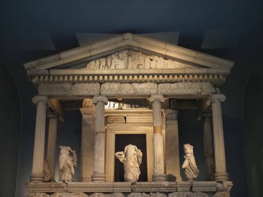 Londra 'daki British Museum' daki Nereid Anıtı