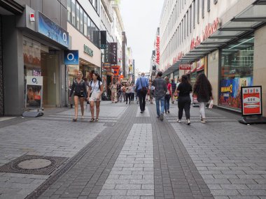 Koeln 'deki Hohe Caddesi (ana cadde) alışveriş caddesi