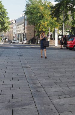 Duesseldorf şehir merkezinde insanlar