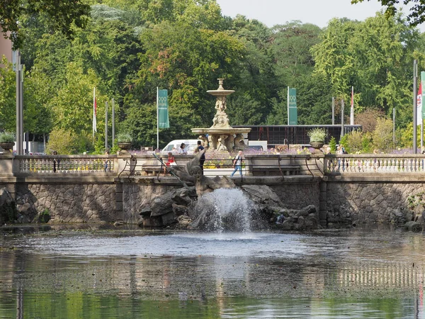 Фонтан Tritonbrunnen на улице Koenigsallee в Дюссельдорфе — стоковое фото