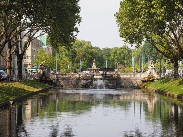 Fontein Tritonbrunnen in Koenigsallee straat in Düsseldorf — Stockfoto