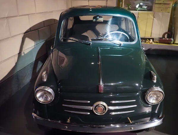 Vintage Fiat 600 1955 auto Torinon autonmuseossa Torinossa — kuvapankkivalokuva