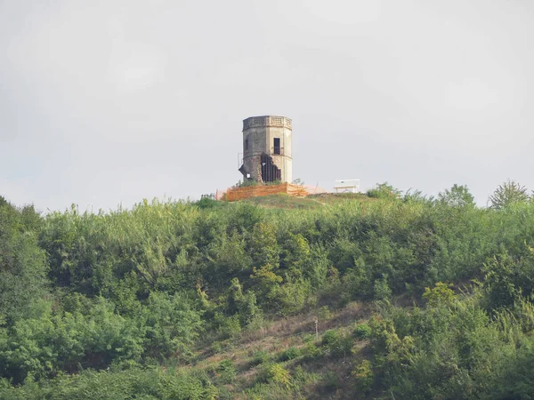 Torion (vilket betyder tornet) ruiner i Vezza D 'alba — Stockfoto