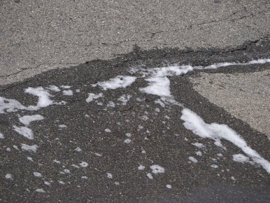 Asfalt üzerinde deterjan köpüğü