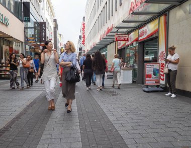 Koeln 'deki Hohe Caddesi (ana cadde) alışveriş caddesi
