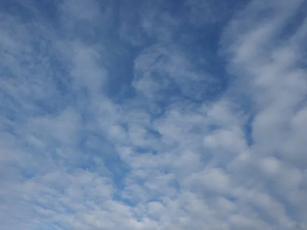 Modrá obloha s mraky pozadí — Stock fotografie