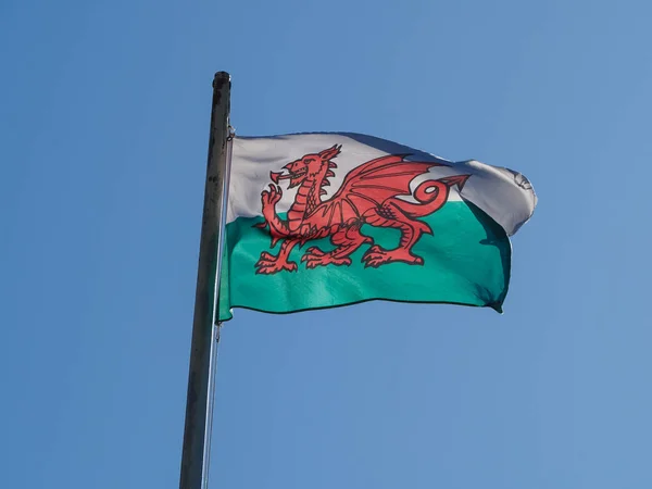 Drapeau gallois du Pays de Galles sur ciel bleu — Photo