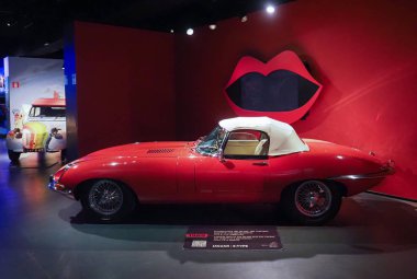 Torino 'daki Torino araba müzesinde klasik Jaguar E-Type arabası.