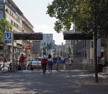 Duesseldorf 'taki Heinich Heine Allee İstasyonu