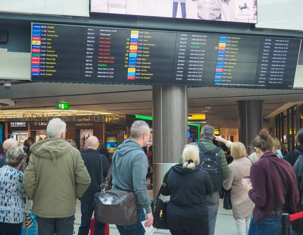 Άνθρωποι στο αεροδρόμιο Gatwick του Λονδίνου στο Gatwick — Φωτογραφία Αρχείου