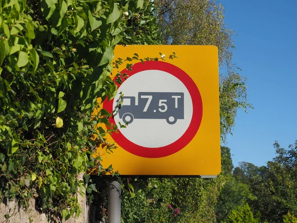 Regulatory sign, no vehicles over max weight — Stock Photo, Image