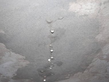 Tavanda rutubet ve su sızıntısı var.