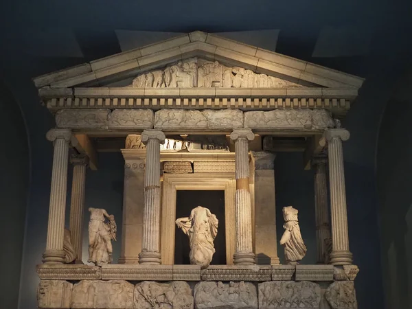 Памятник Нереиду в Британском музее в Лондоне — стоковое фото