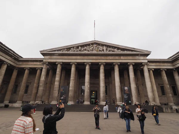在伦敦大英博物馆的游客 — 图库照片