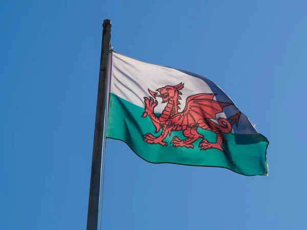 Drapeau gallois du Pays de Galles sur ciel bleu — Photo