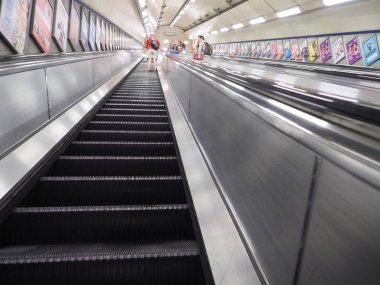 Londra metrosunda yürüyen merdiven