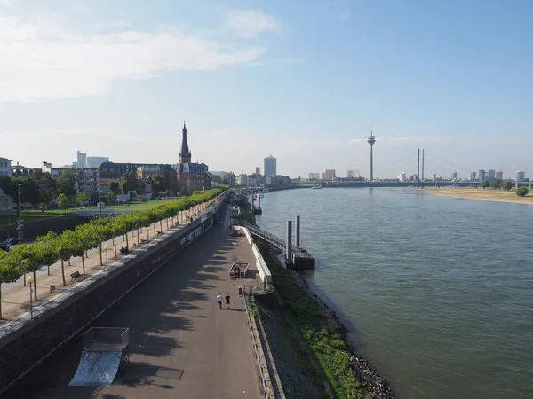 Rheinuferpromenade am Rheinufer in Düsseldorf — Stockfoto