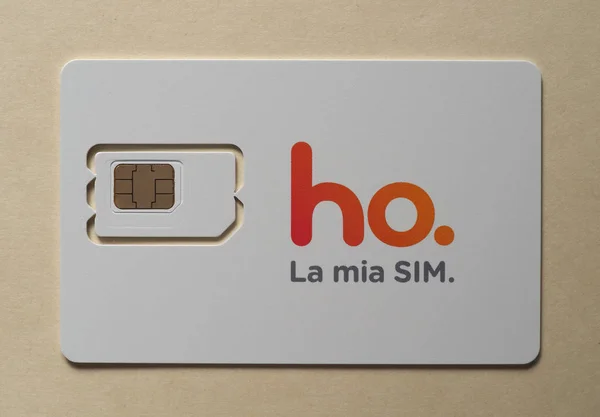 MILÁN - OCT 2019: Ho Mobile sim card — Foto de Stock
