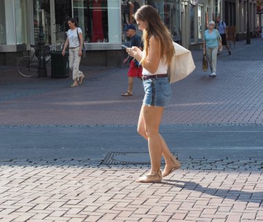 Duesseldorf şehir merkezinde insanlar