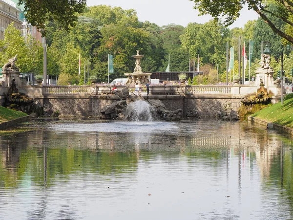 Tritonbrunnen szökőkút a Koenigsallee utcában Duesseldorfban — Stock Fotó