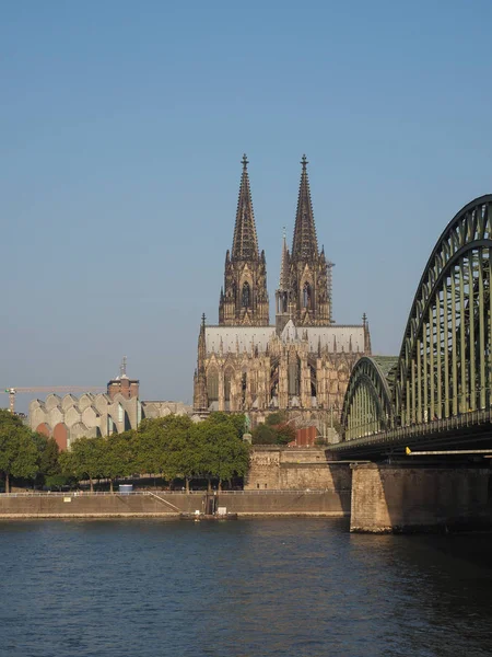 Dom St. Peter und Hohenzollernbrücke über den Rhein in k — Stockfoto