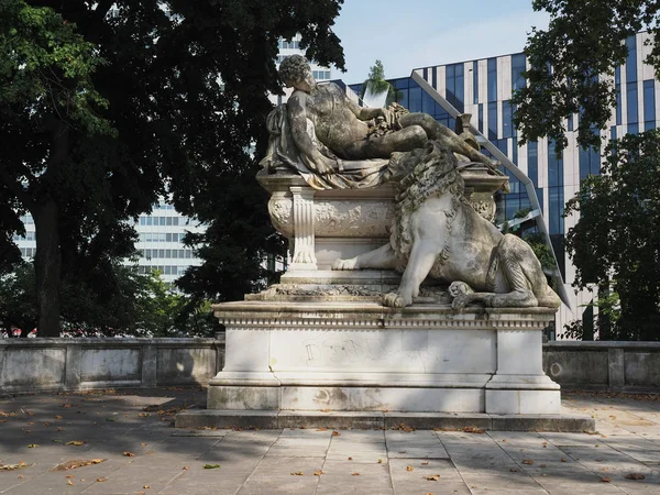 Válečný památník v parku Hofgarten v Düsseldorfu — Stock fotografie