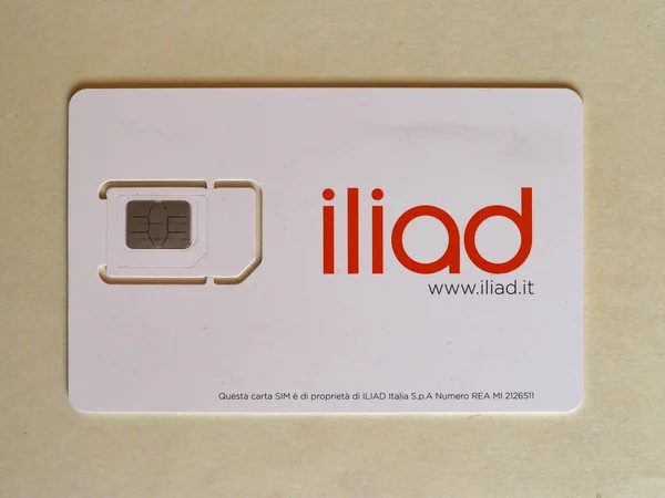 Mediolan - październik 2019: Iliad mini micro i nano sim dla telefonu — Zdjęcie stockowe